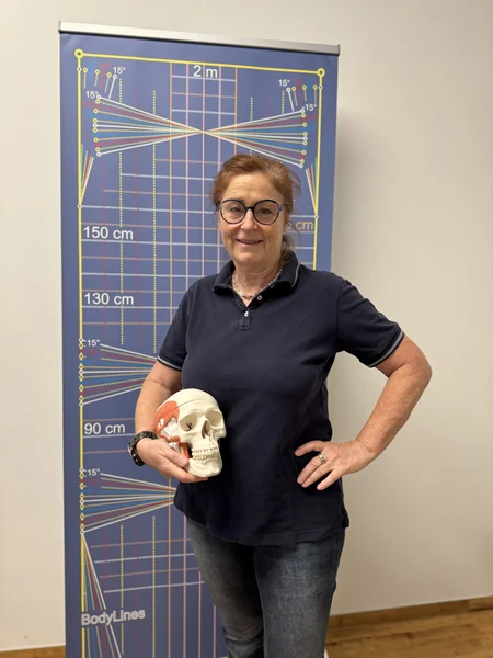 Dr. Katrin Heinze mit Schädelmodell